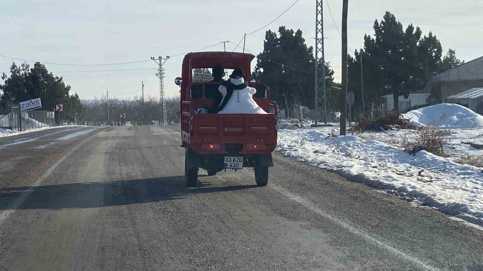 Kardan adam motosiklet kasasında yola çıktı
