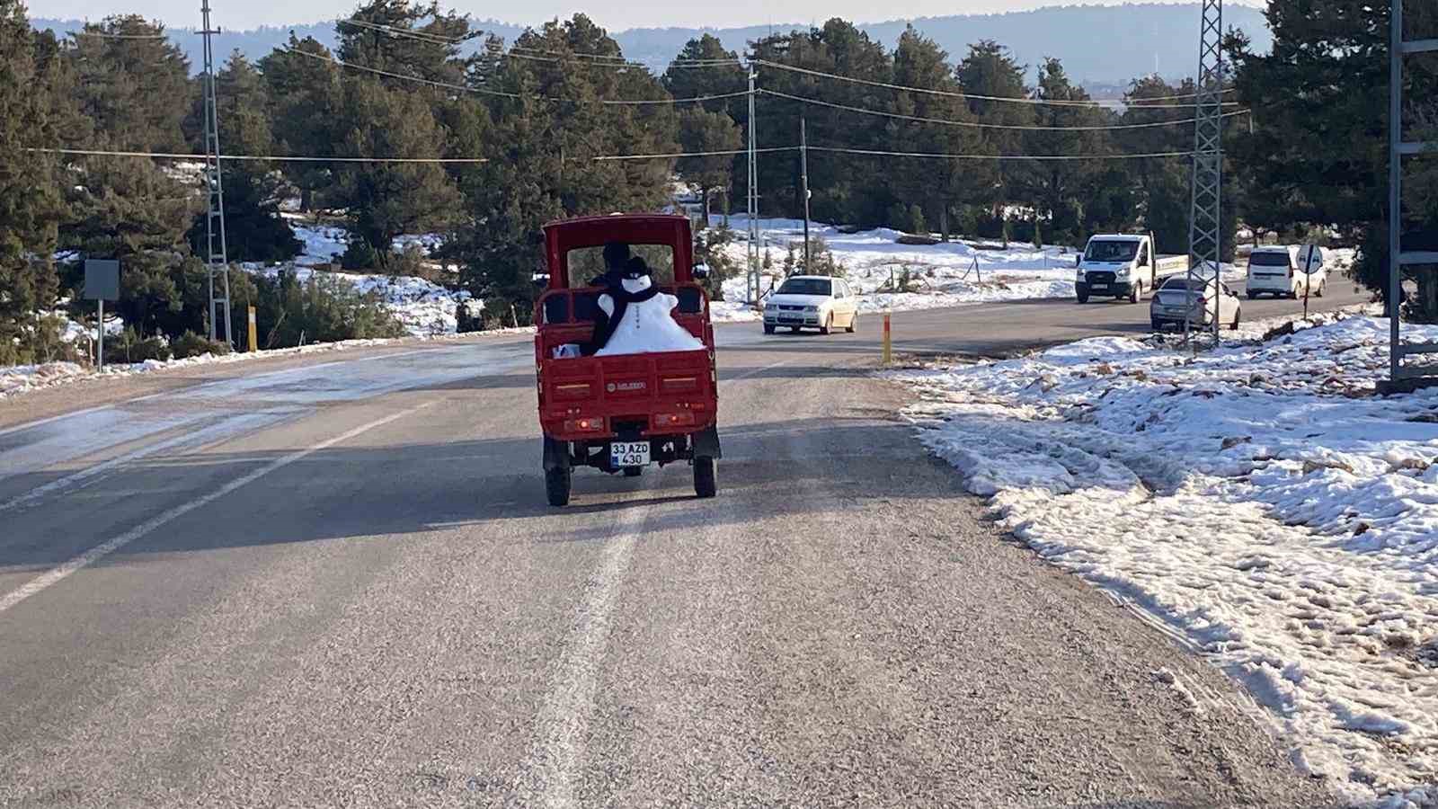 Kardan adam motosiklet kasasında yola çıktı
