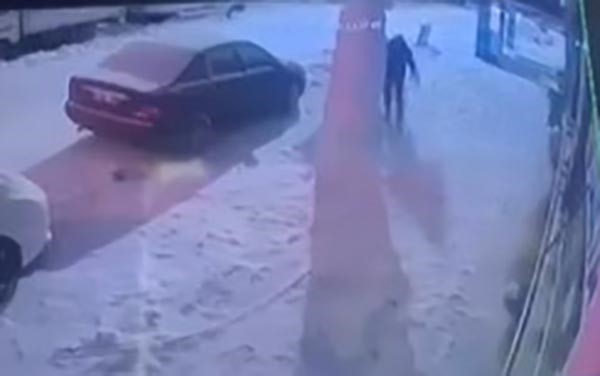 Kardan adama kafa attı
