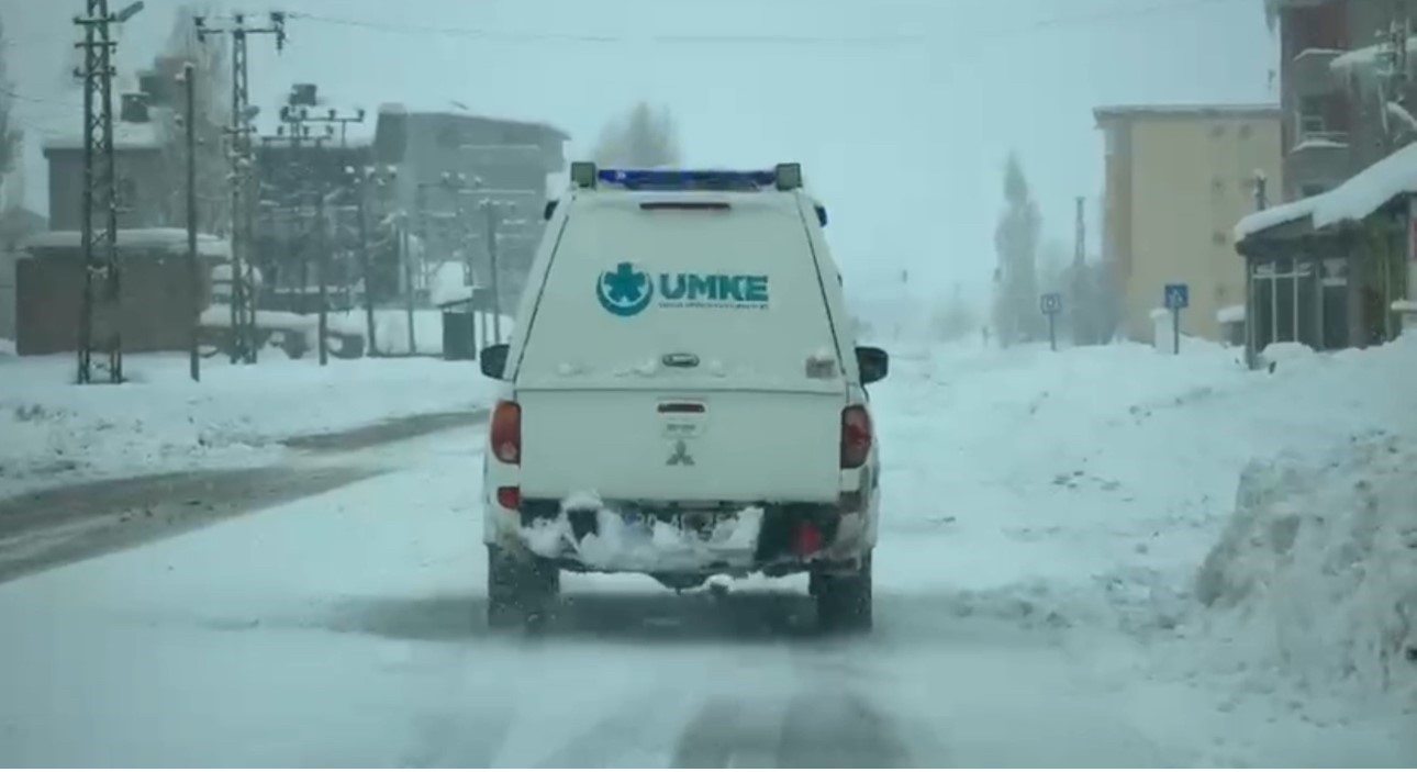 Kardan barikatları UMKE aştı: Yüksekova’da zamana karşı yaşam mücadelesi
