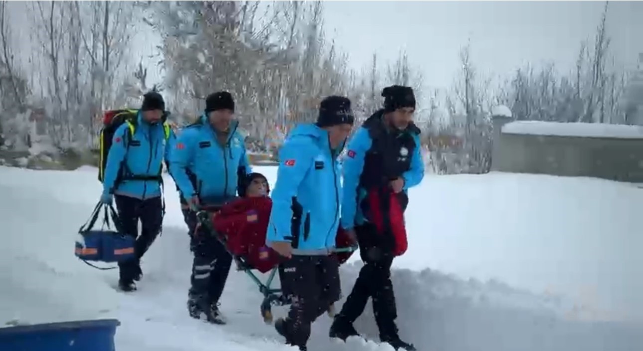 Kardan barikatları UMKE aştı: Yüksekova’da zamana karşı yaşam mücadelesi
