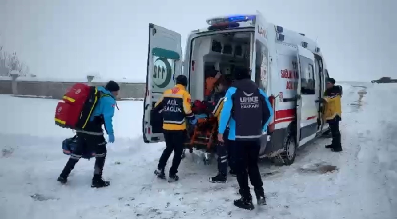Kardan barikatları UMKE aştı: Yüksekova’da zamana karşı yaşam mücadelesi
