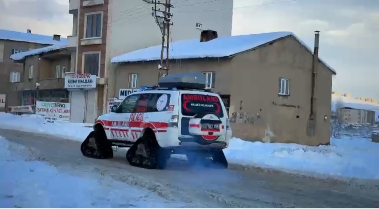 Kardan barikatları UMKE aştı: Yüksekova’da zamana karşı yaşam mücadelesi
