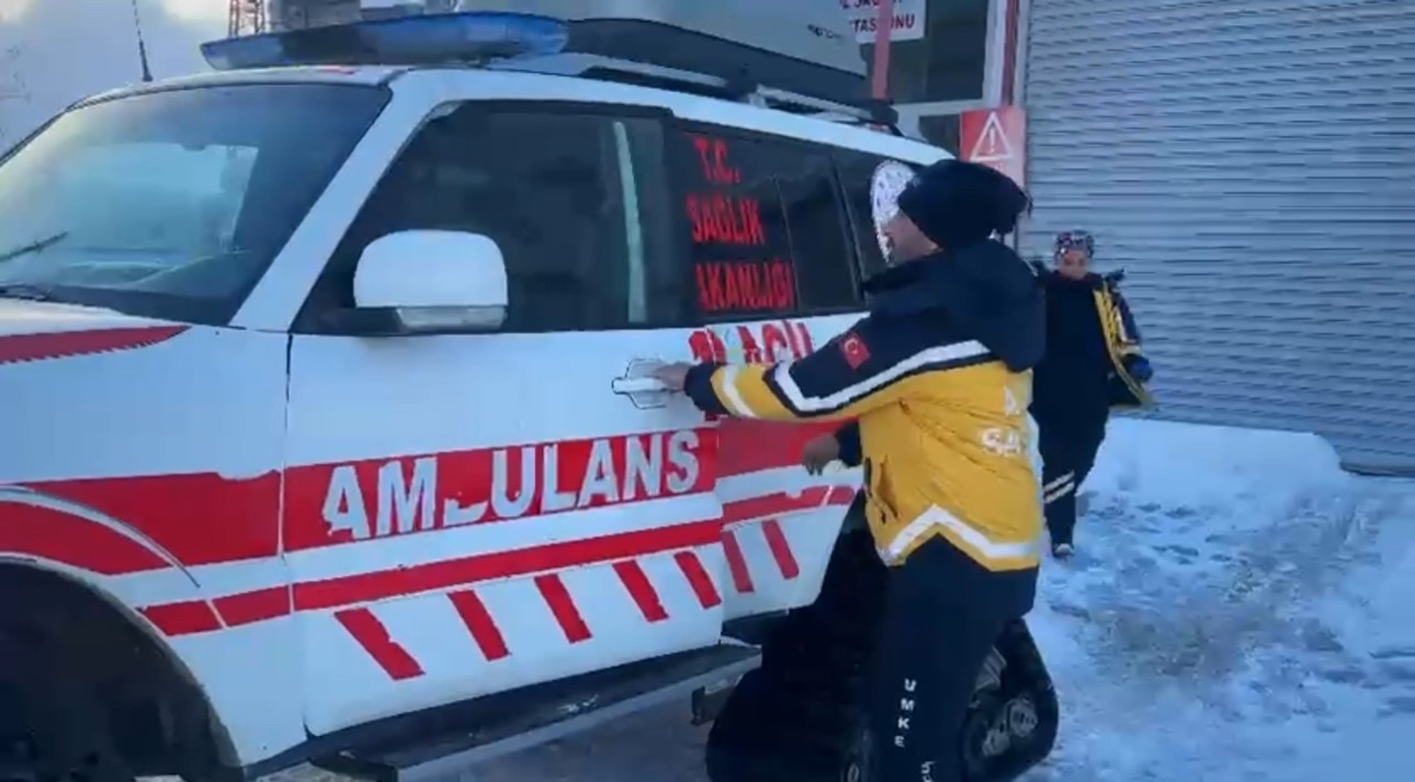Kardan barikatları UMKE aştı: Yüksekova’da zamana karşı yaşam mücadelesi
