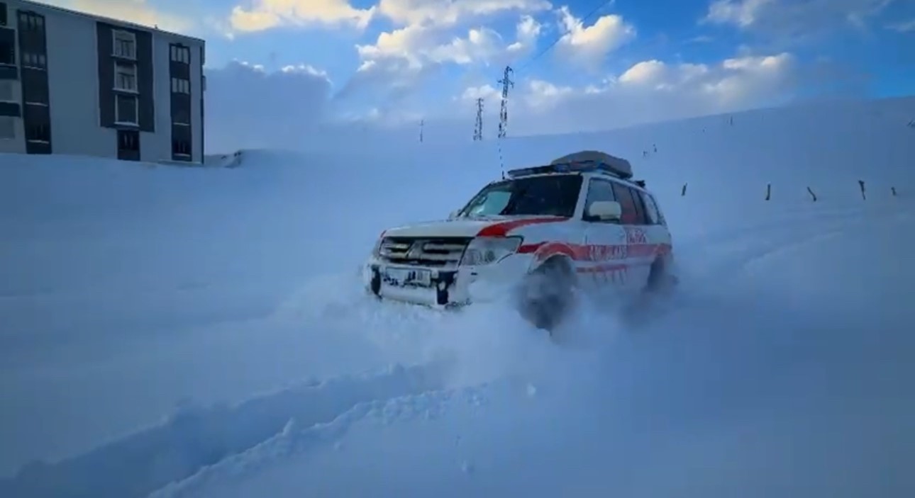 Kardan barikatları UMKE aştı: Yüksekova’da zamana karşı yaşam mücadelesi
