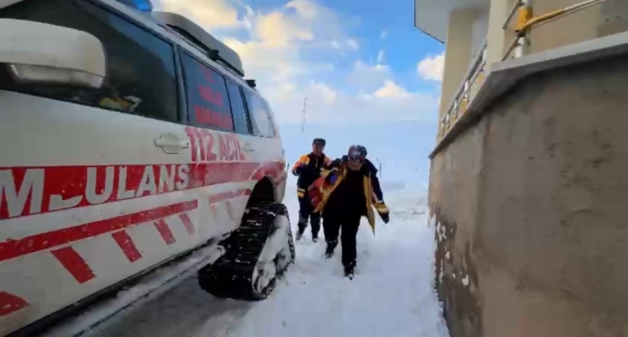 Kardan barikatları UMKE aştı: Yüksekova’da zamana karşı yaşam mücadelesi
