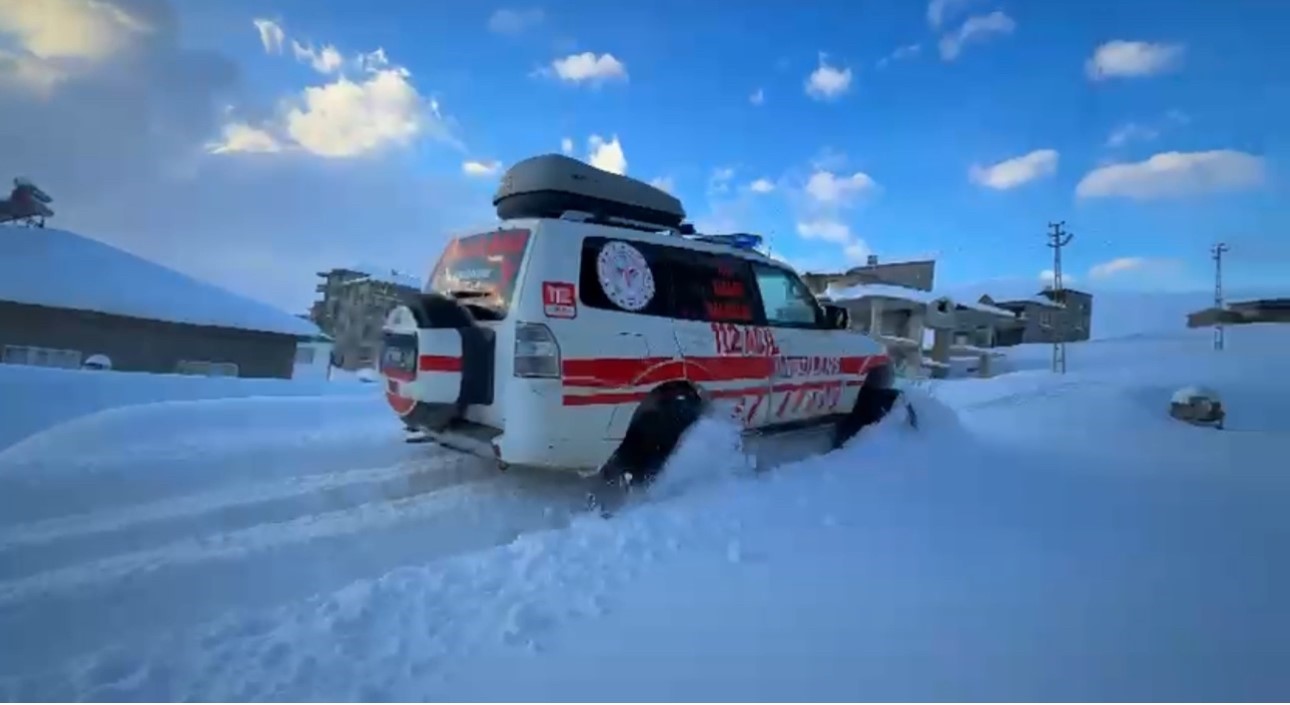 Kardan barikatları UMKE aştı: Yüksekova’da zamana karşı yaşam mücadelesi
