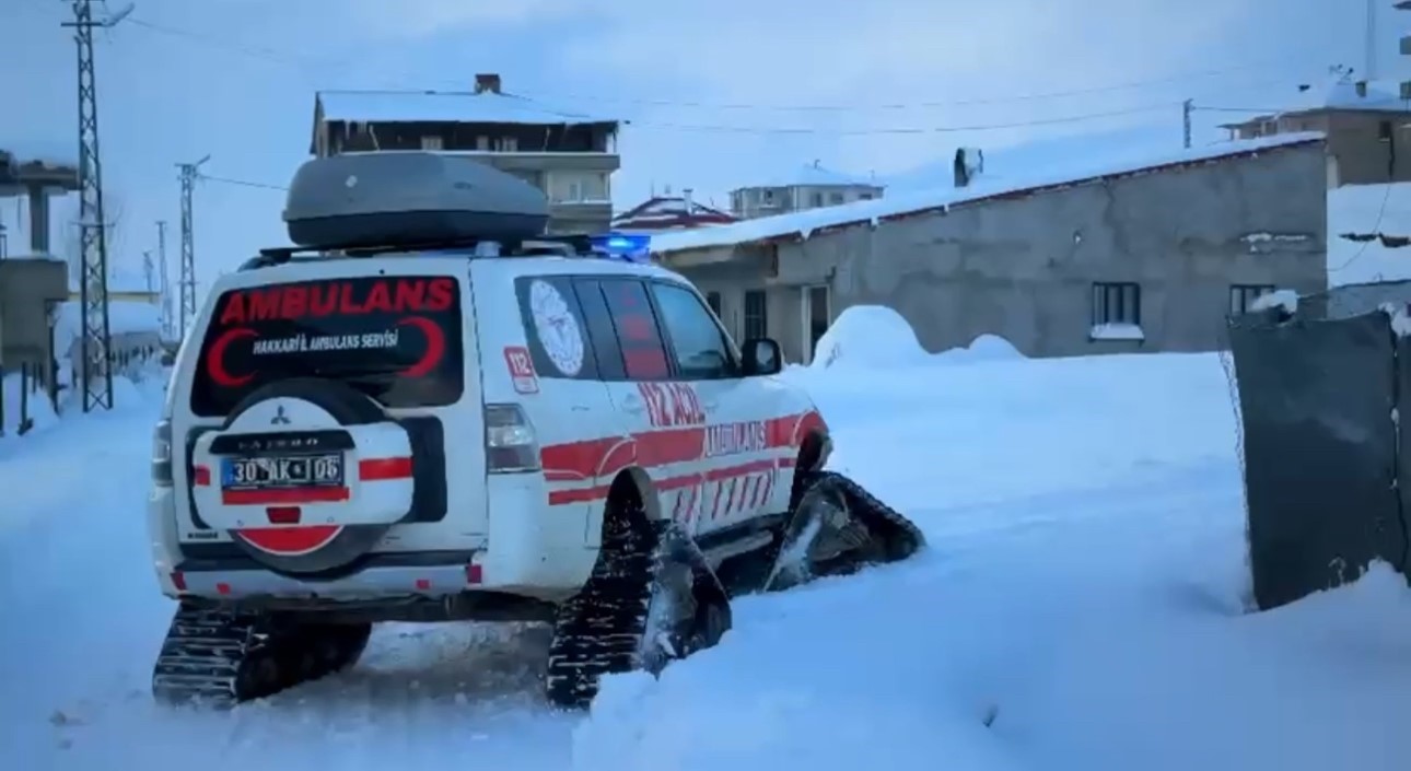 Kardan barikatları UMKE aştı: Yüksekova’da zamana karşı yaşam mücadelesi
