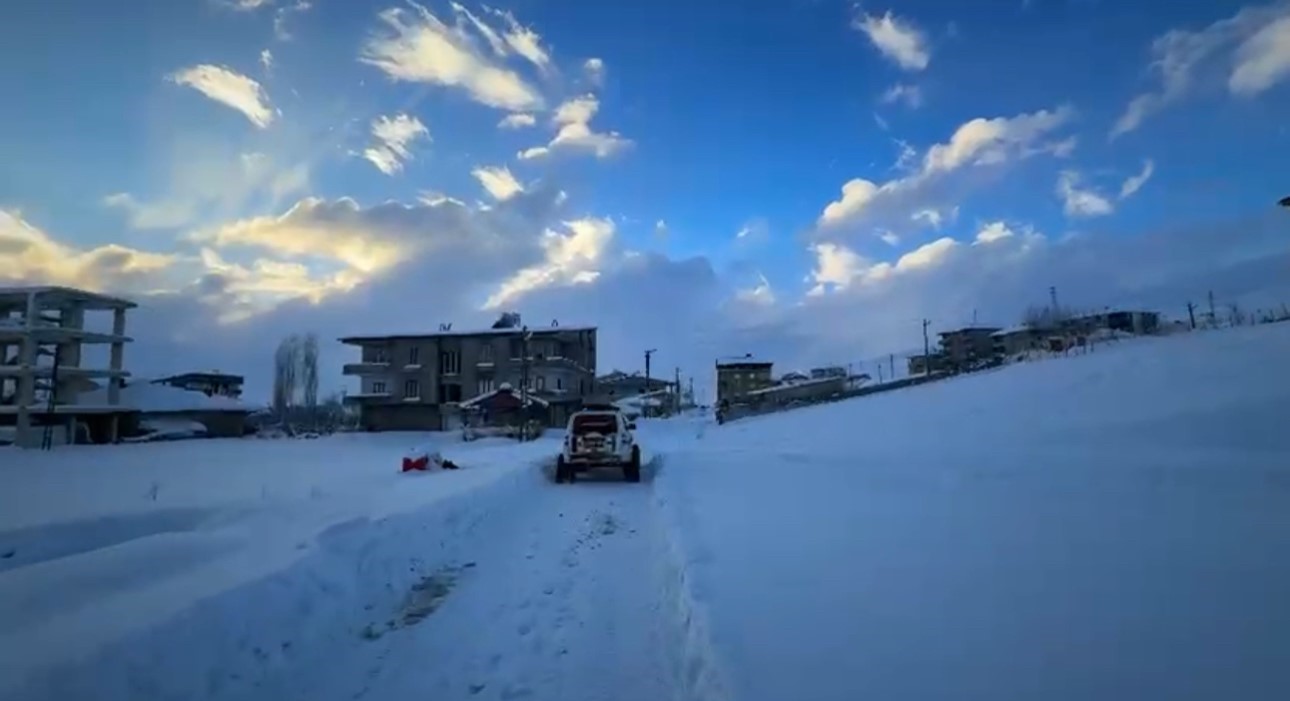 Kardan barikatları UMKE aştı: Yüksekova’da zamana karşı yaşam mücadelesi
