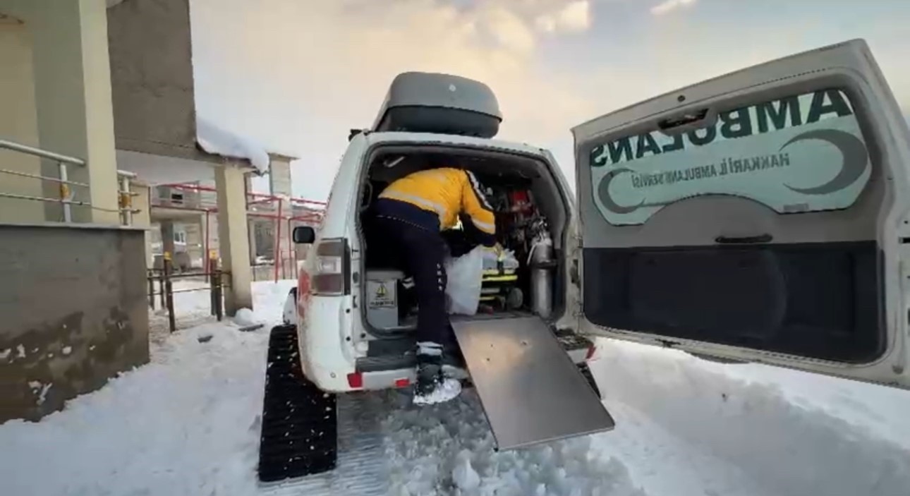 Kardan barikatları UMKE aştı: Yüksekova’da zamana karşı yaşam mücadelesi
