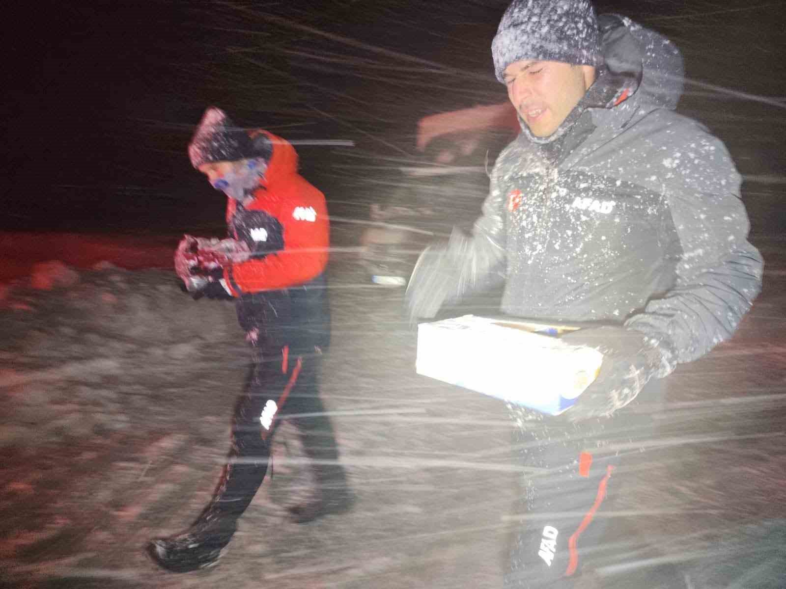 Kardan dolayı mahsur kalanlara kumanya desteği
