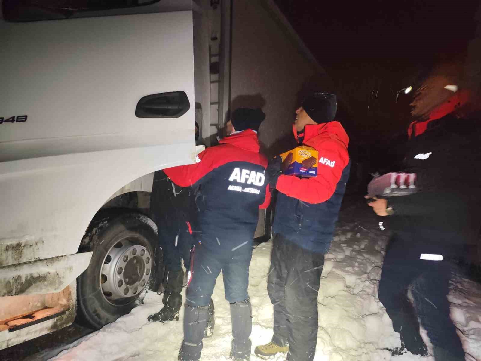 Kardan dolayı mahsur kalanlara kumanya desteği
