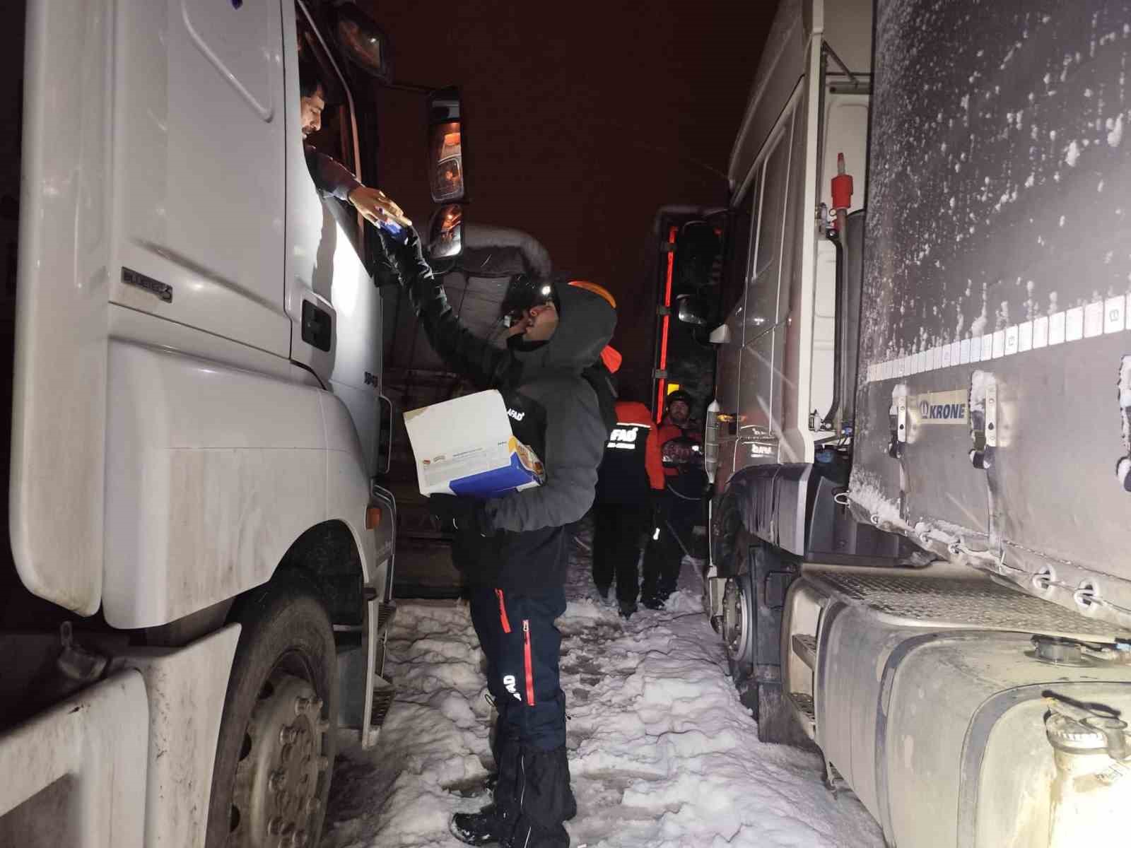 Kardan dolayı mahsur kalanlara kumanya desteği
