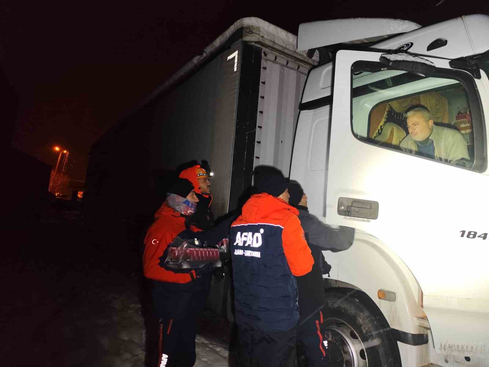 Kardan dolayı mahsur kalanlara kumanya desteği
