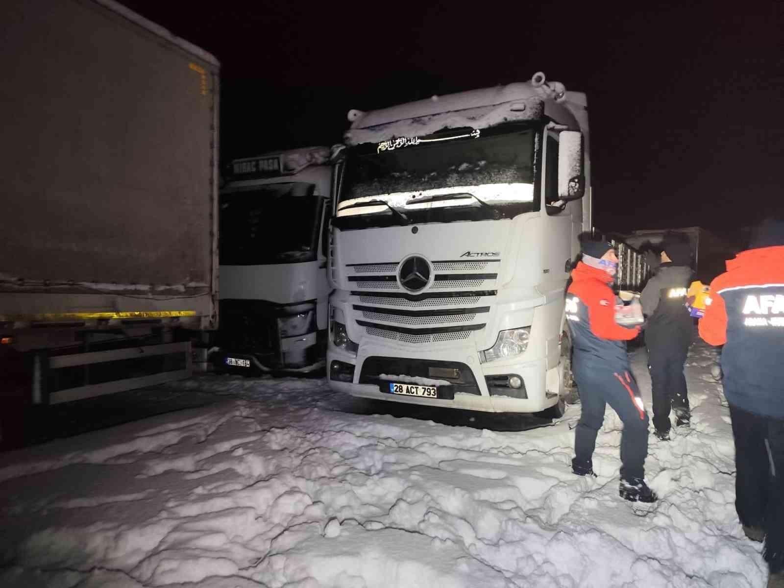 Kardan dolayı mahsur kalanlara kumanya desteği
