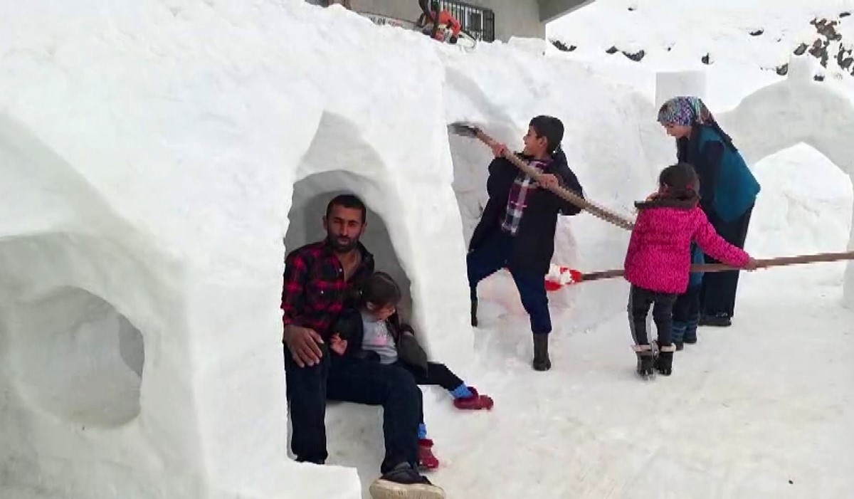 Kardan evler ve oyun alanı yaptı
