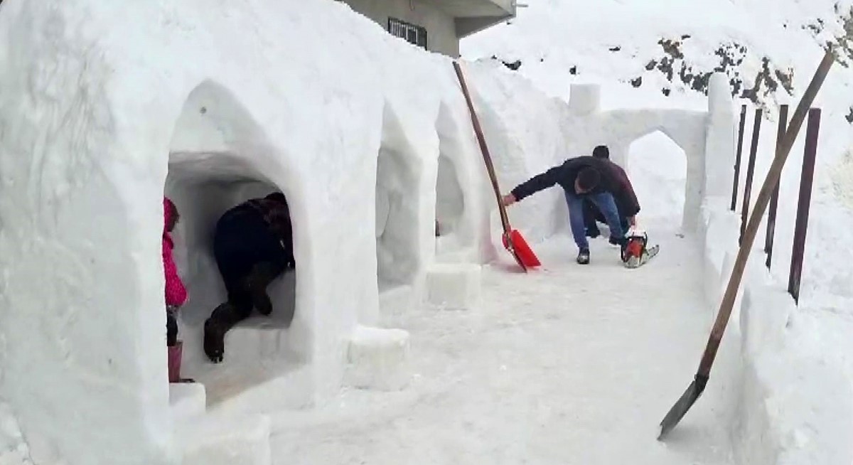 Kardan evler ve oyun alanı yaptı
