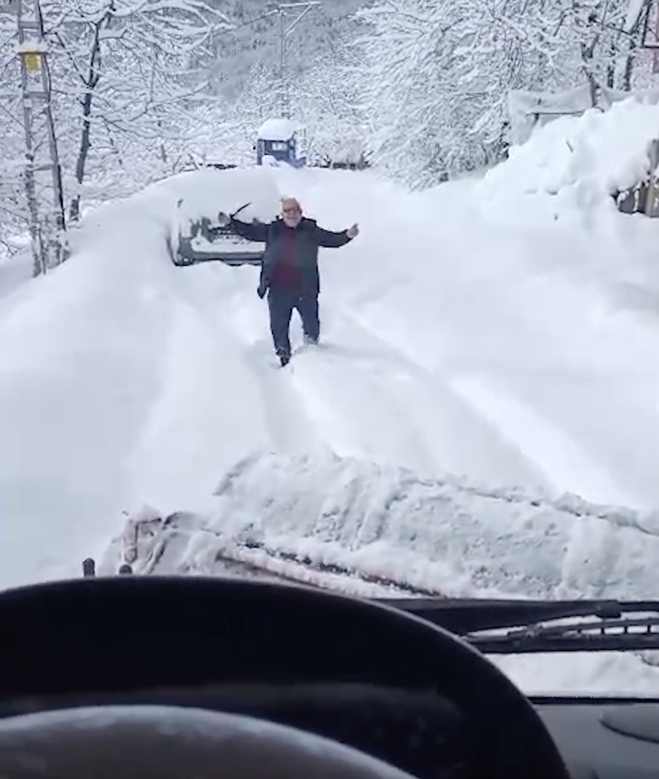 Kardan kapanan köy yolu açılınca oynadı
