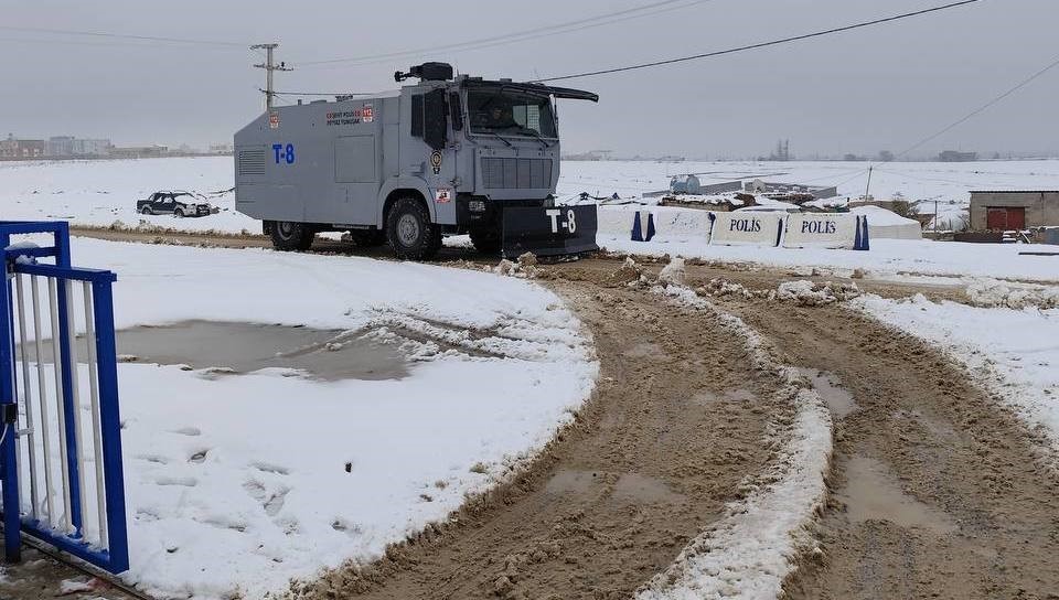 Kardan kapanan yolu TOMA açtı
