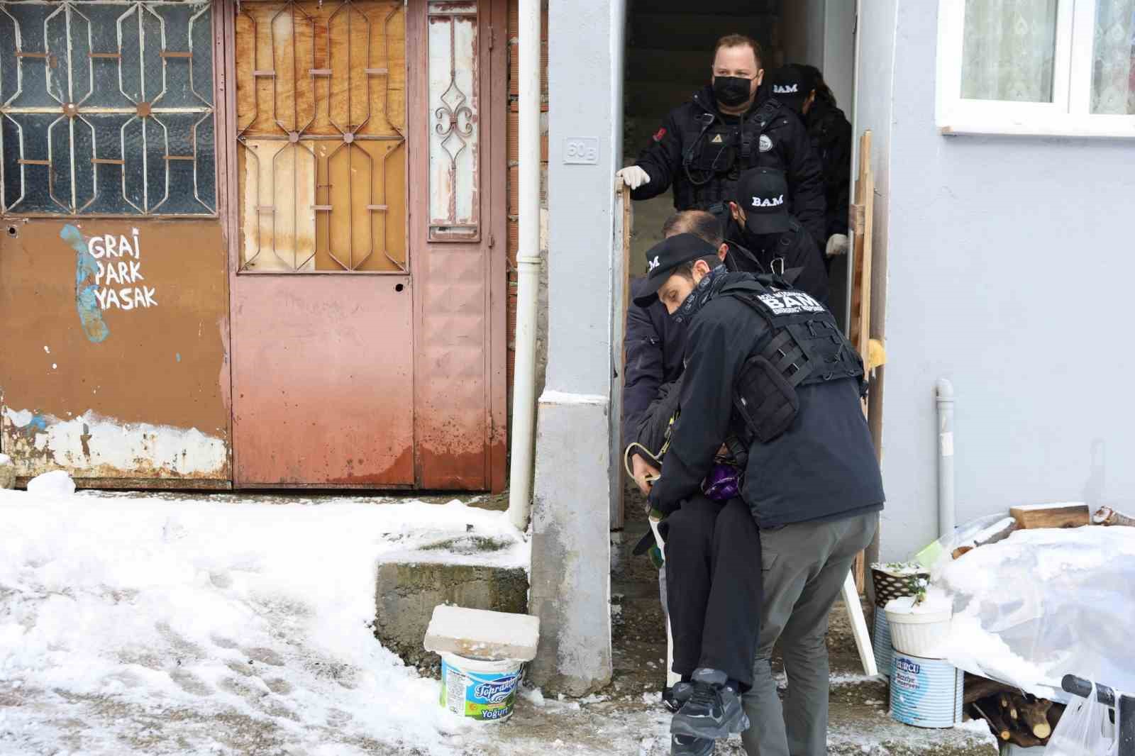 Kardan yolu kapanan hastaya büyükşehir ekipleri yetişti
