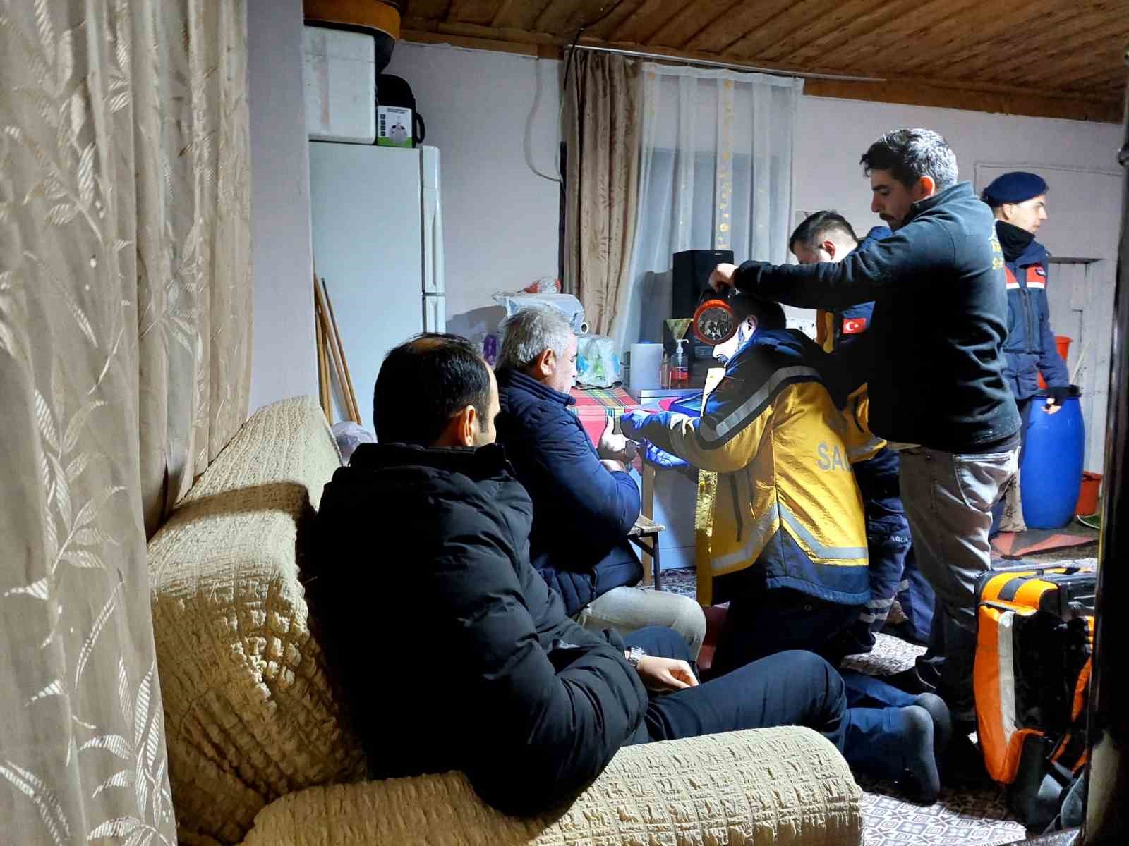 Kardan yolu kapanan köydeki yaralıya ulaşmak için zamanla yarıştılar
