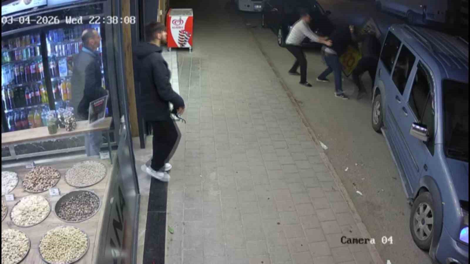 Kardeşler arasında "alacak-verecek" kavgası: O anlar kamerada
