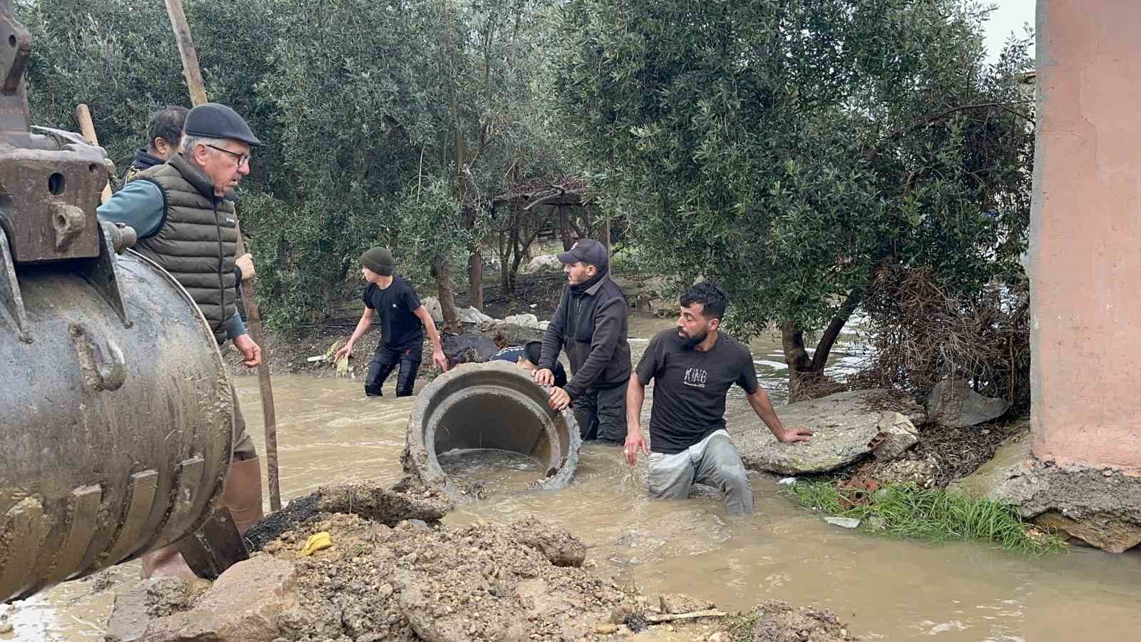 Kardeşleri ve arkadaşlarıyla oynarken tahliye kanalına düşen 3 yaşındaki Berra hayatını kaybetti
Kardeşleri ve arkadaşlarıyla oynarken tahliye kanalına düşen 3 yaşındaki Berra hayatını kaybetti
