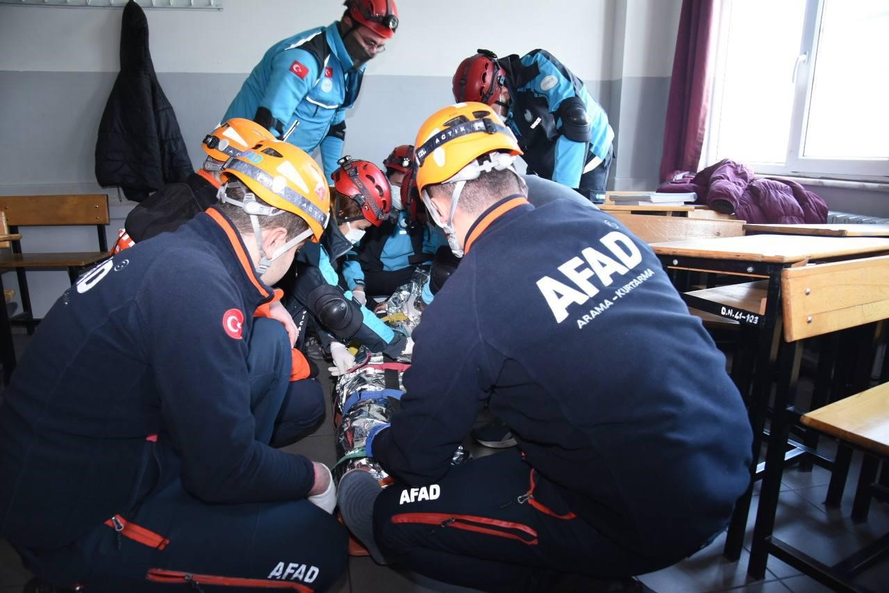 Karesi’de 413 öğrencili dev deprem tatbikatı
