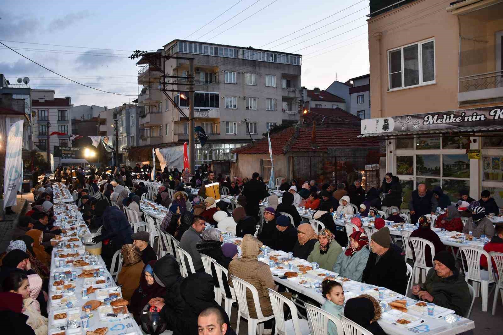 Karesililer Büyükşehir’in iftar sofrasında oruçlarını açtı
