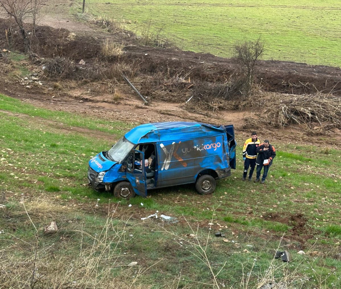 Kargo aracı takla attı: 2 yaralı
