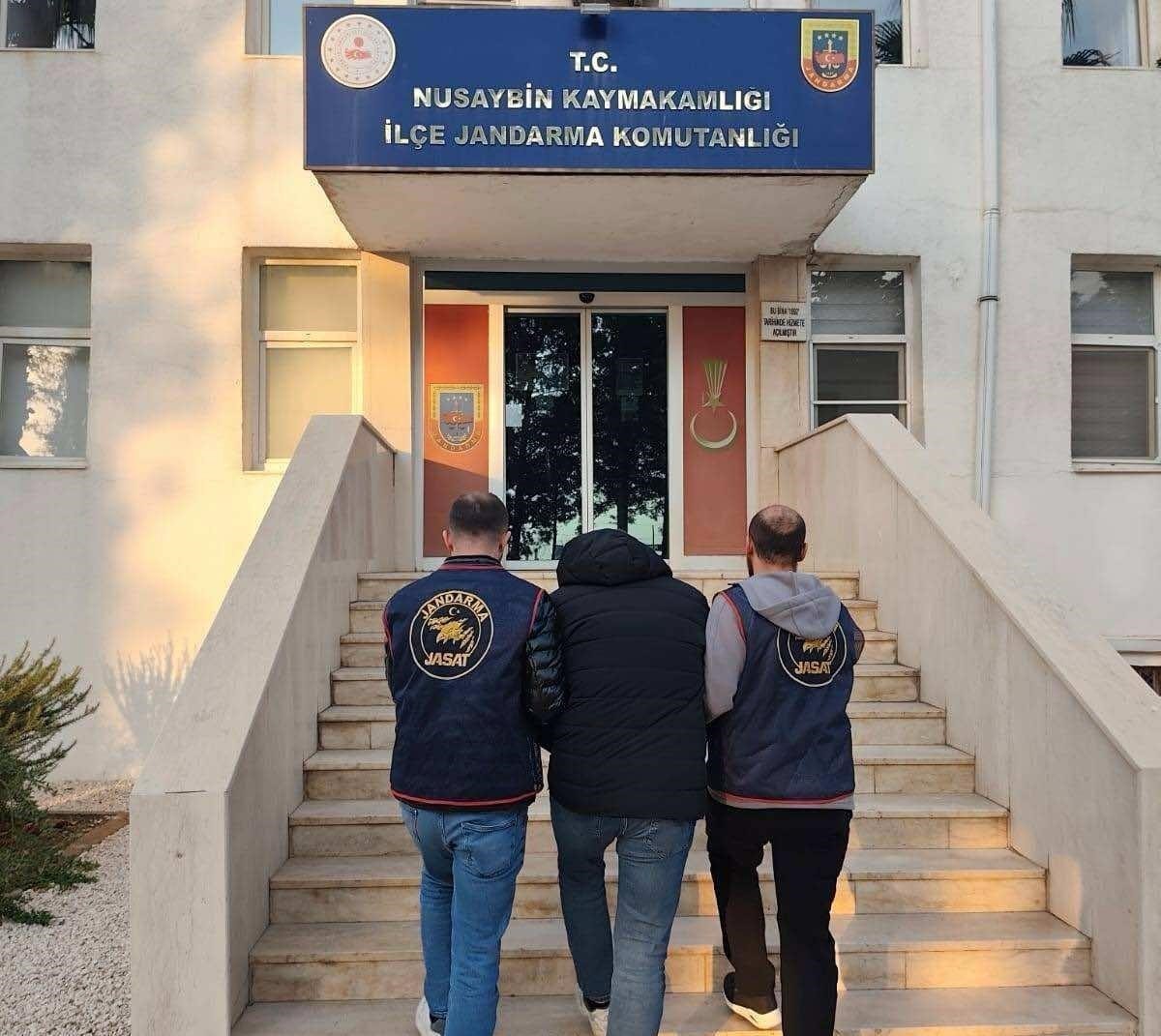 Kargo kutusundan muz çıktı: 127 yıl hapis cezası bulunan dolandırıcı yakalandı
