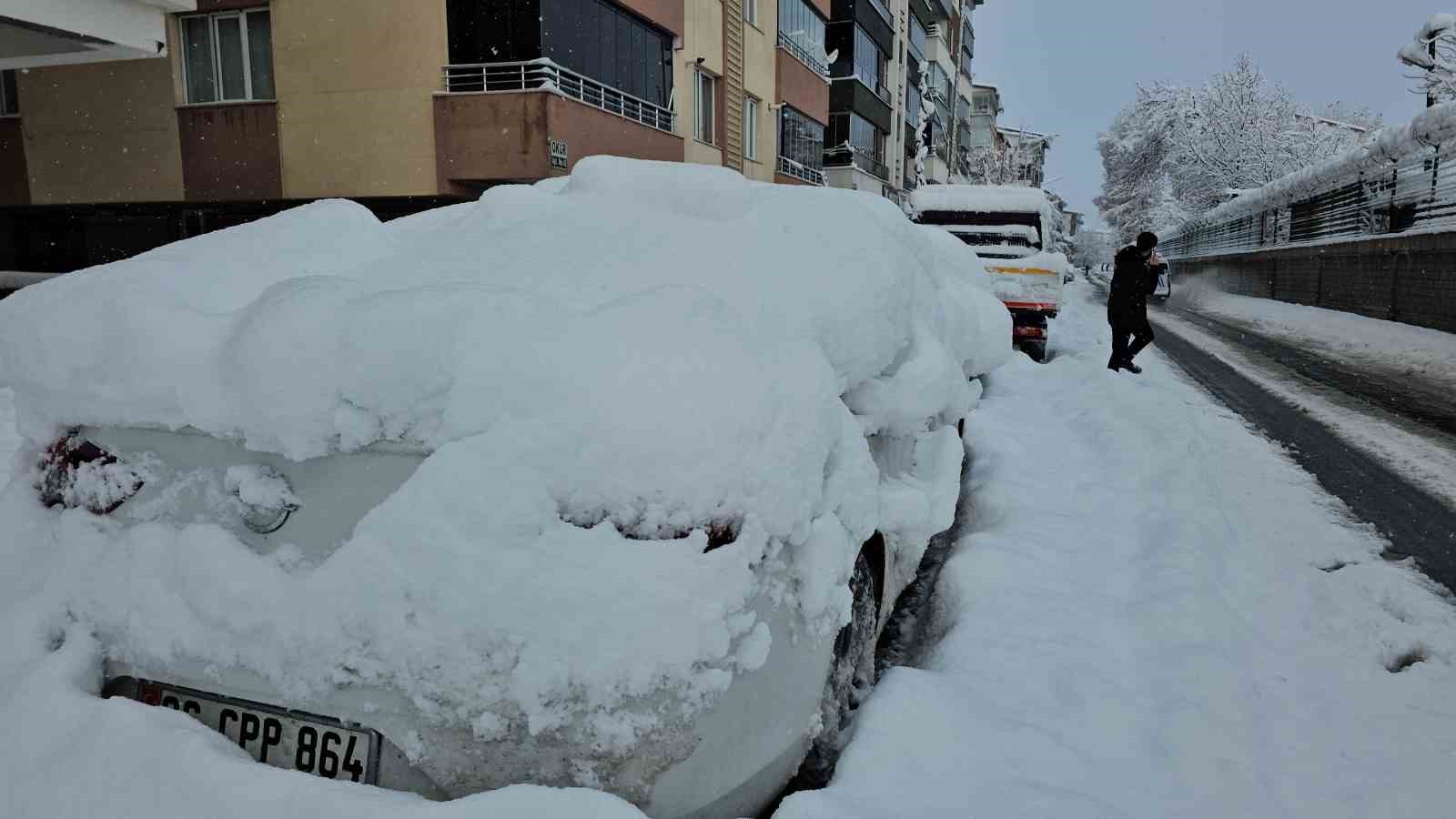 Karın başkenti Bitlis’te kış geri geldi
