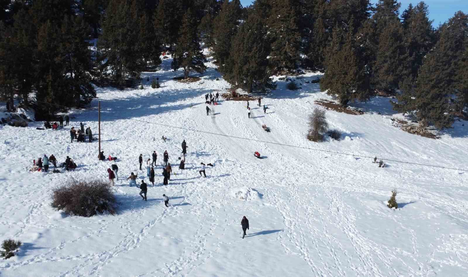 Karın tadını çocuklar çıkardı: Kimi leğenle kimi naylonla kaydı
