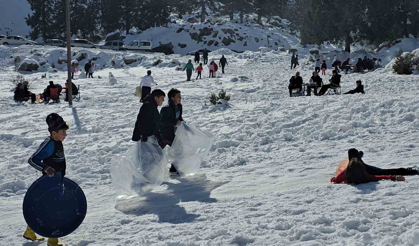 Karın tadını çocuklar çıkardı: Kimi leğenle kimi naylonla kaydı
