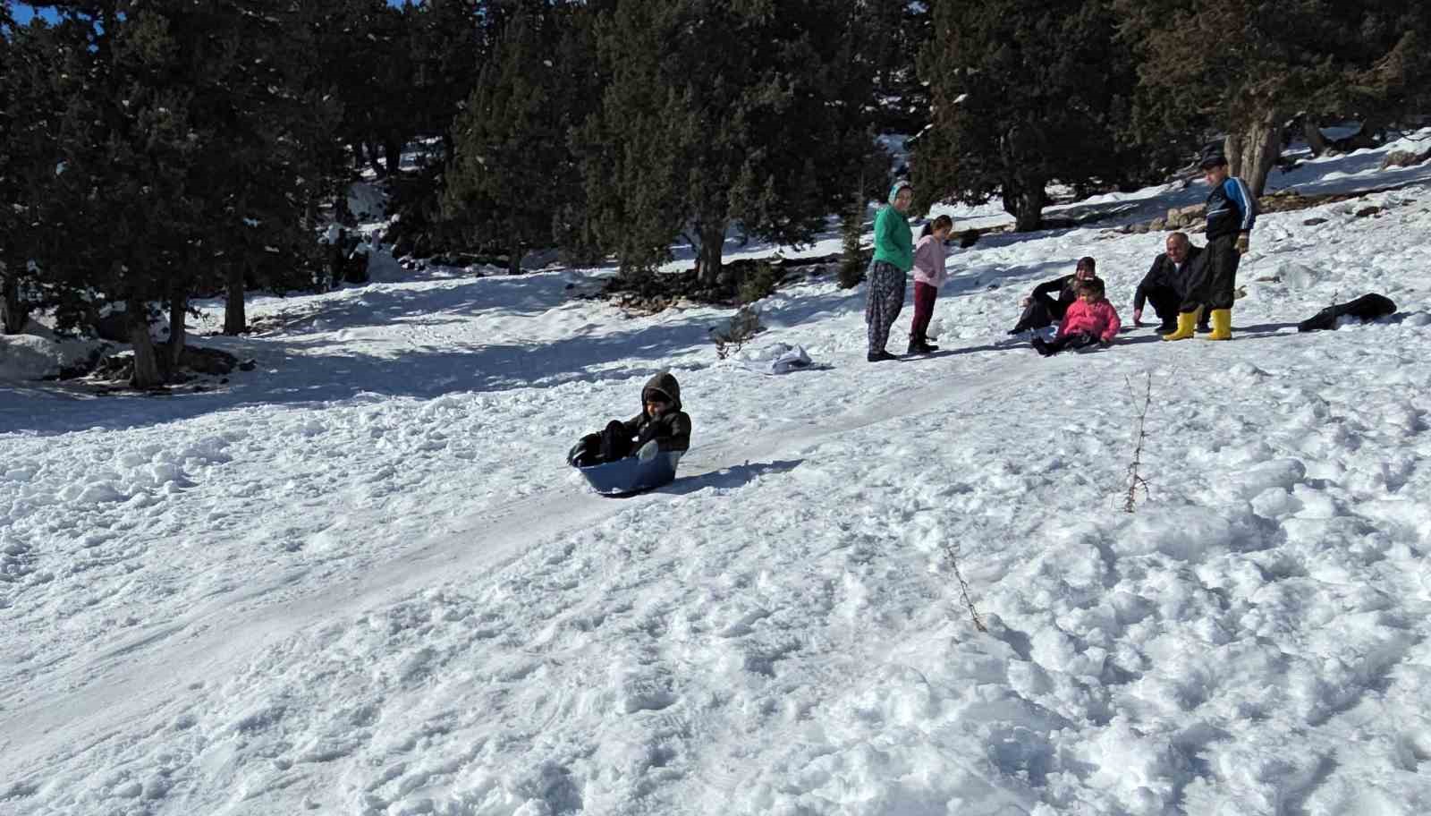 Karın tadını çocuklar çıkardı: Kimi leğenle kimi naylonla kaydı
