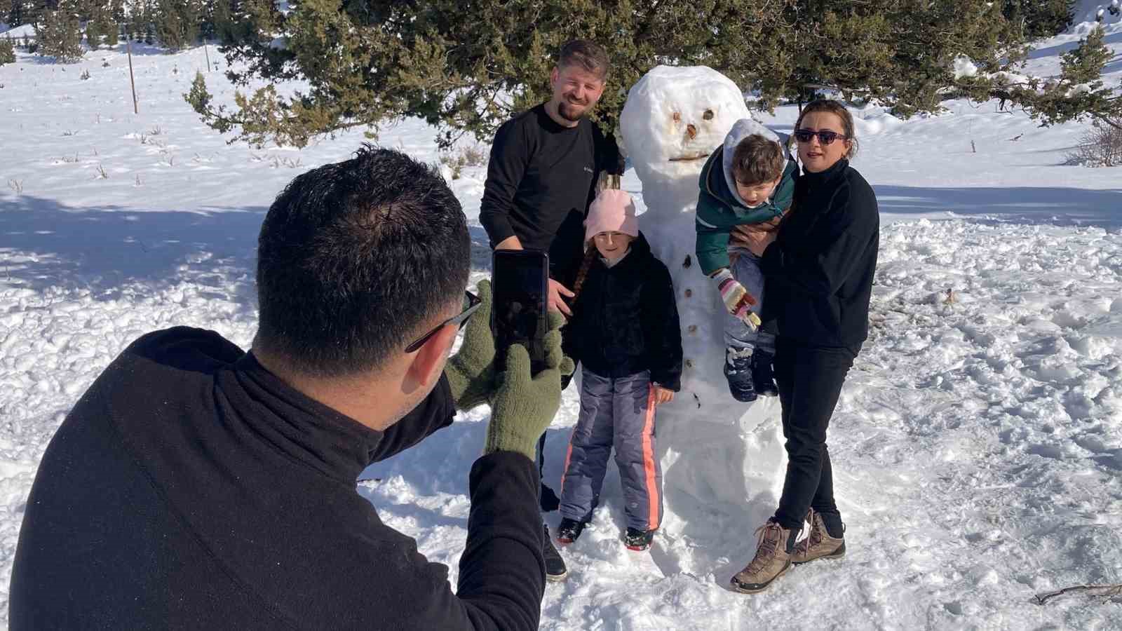 Karın tadını çocuklar çıkardı: Kimi leğenle kimi naylonla kaydı
