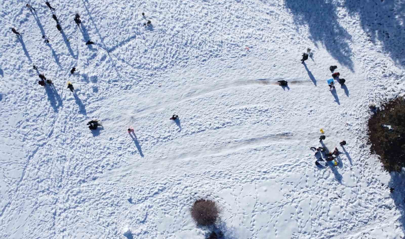 Karın tadını çocuklar çıkardı: Kimi leğenle kimi naylonla kaydı

