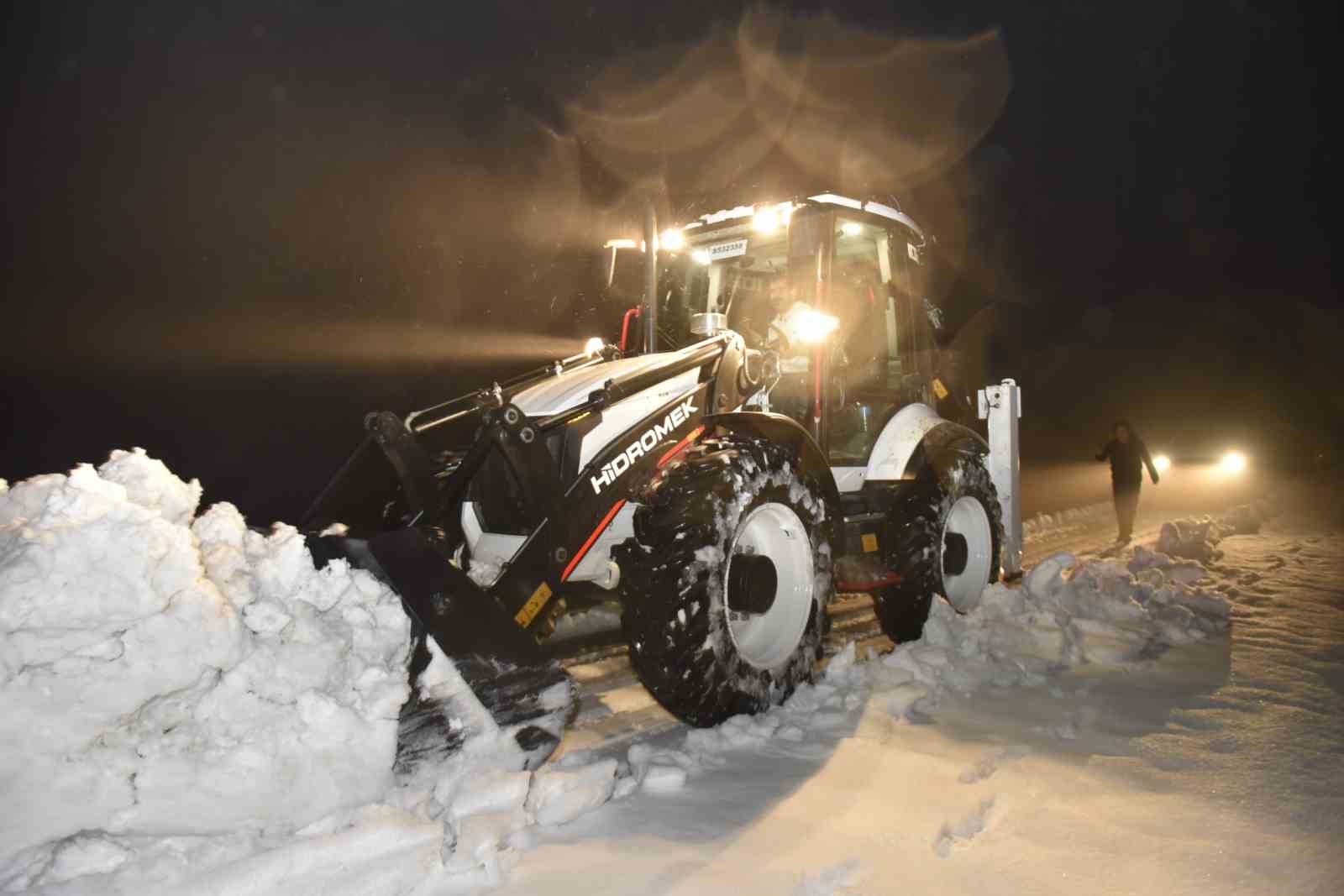 Karla kapanan kırsal mahalledeki diyaliz hastasına belediye ekipleri ulaştı
