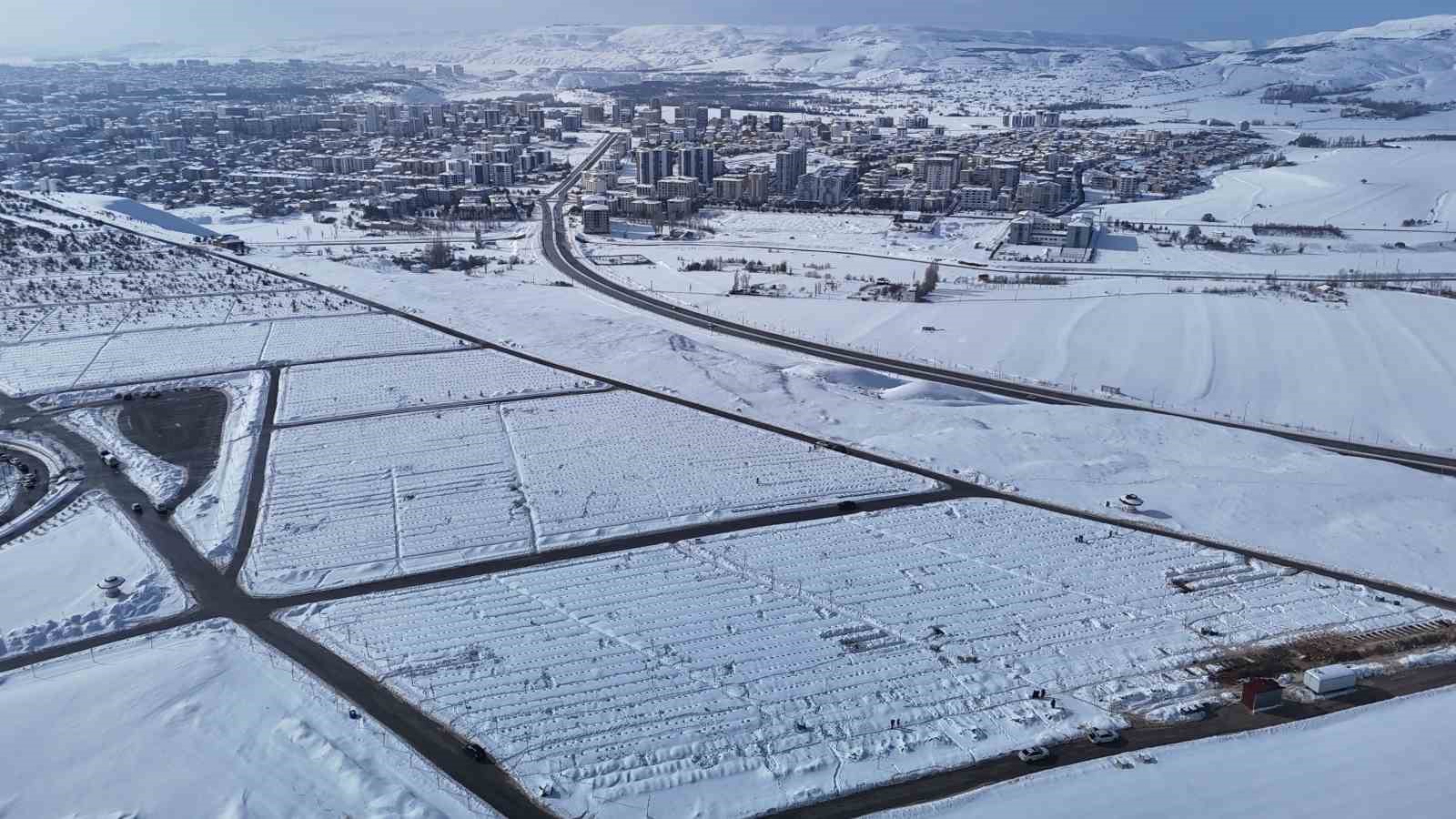 Karla kaplanan mezarda yakınlarının kabirlerini bulmakta zorlandılar
