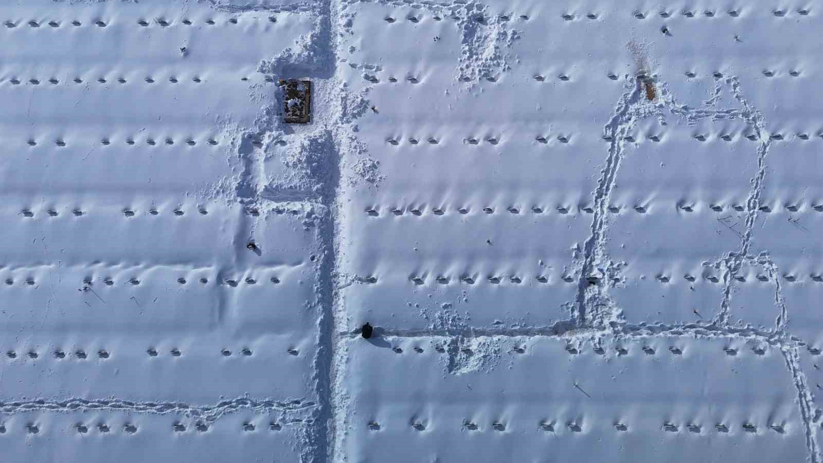 Karla kaplanan mezarda yakınlarının kabirlerini bulmakta zorlandılar
