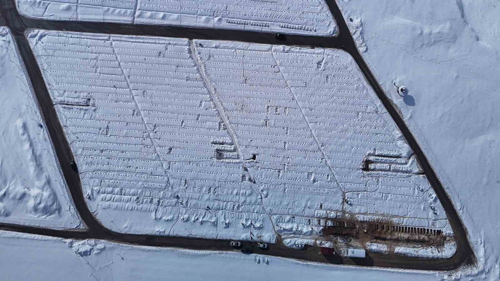 Karla kaplanan mezarda yakınlarının kabirlerini bulmakta zorlandılar
