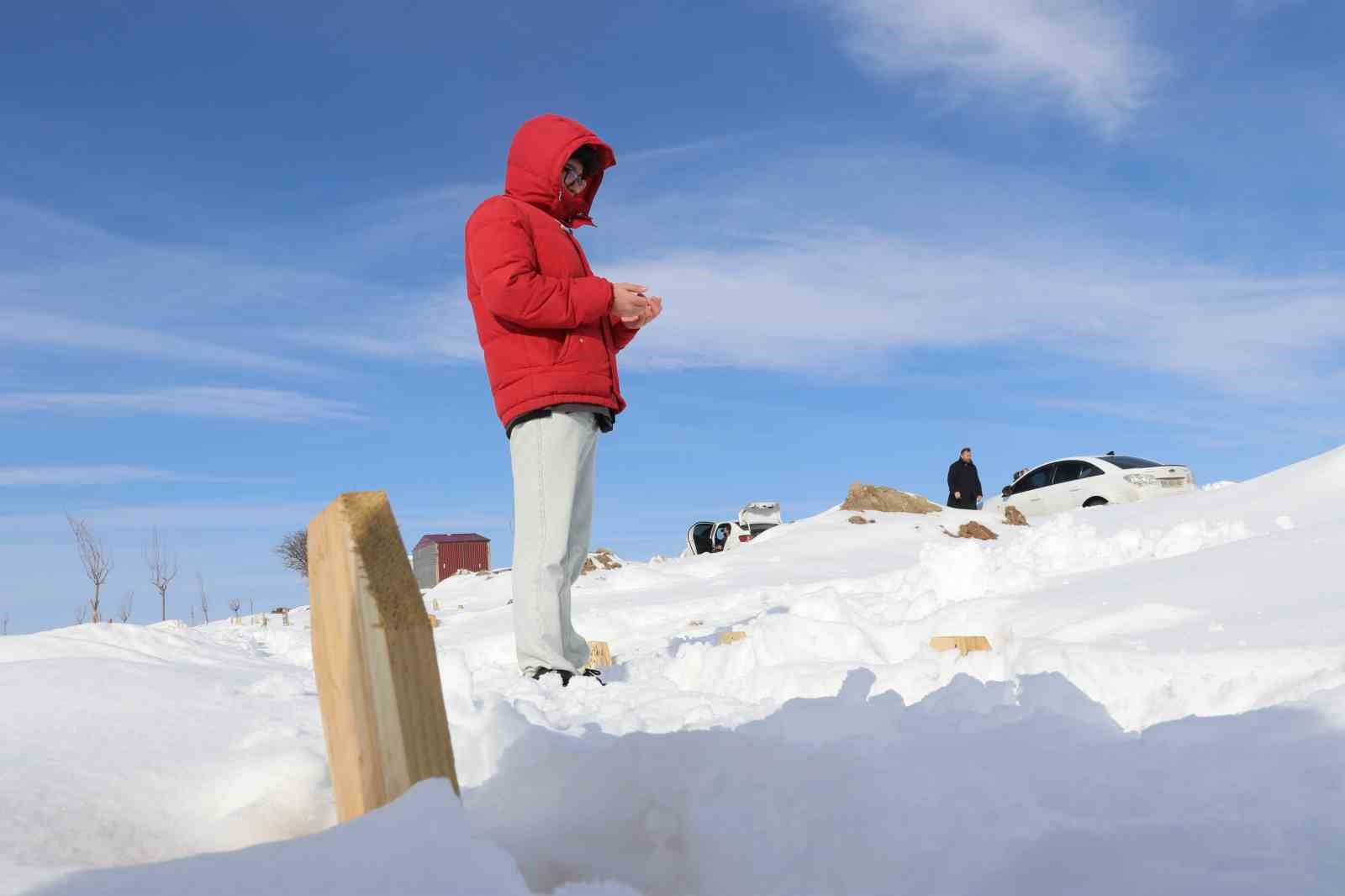 Karla kaplanan mezarda yakınlarının kabirlerini bulmakta zorlandılar
