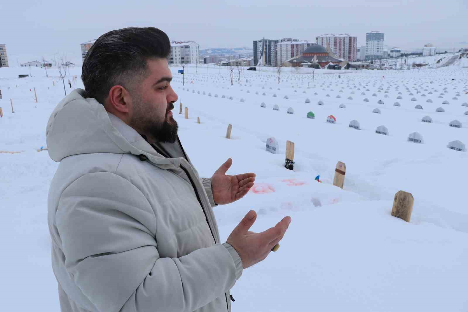 Karla kaplanan mezarda yakınlarının kabirlerini bulmakta zorlandılar
