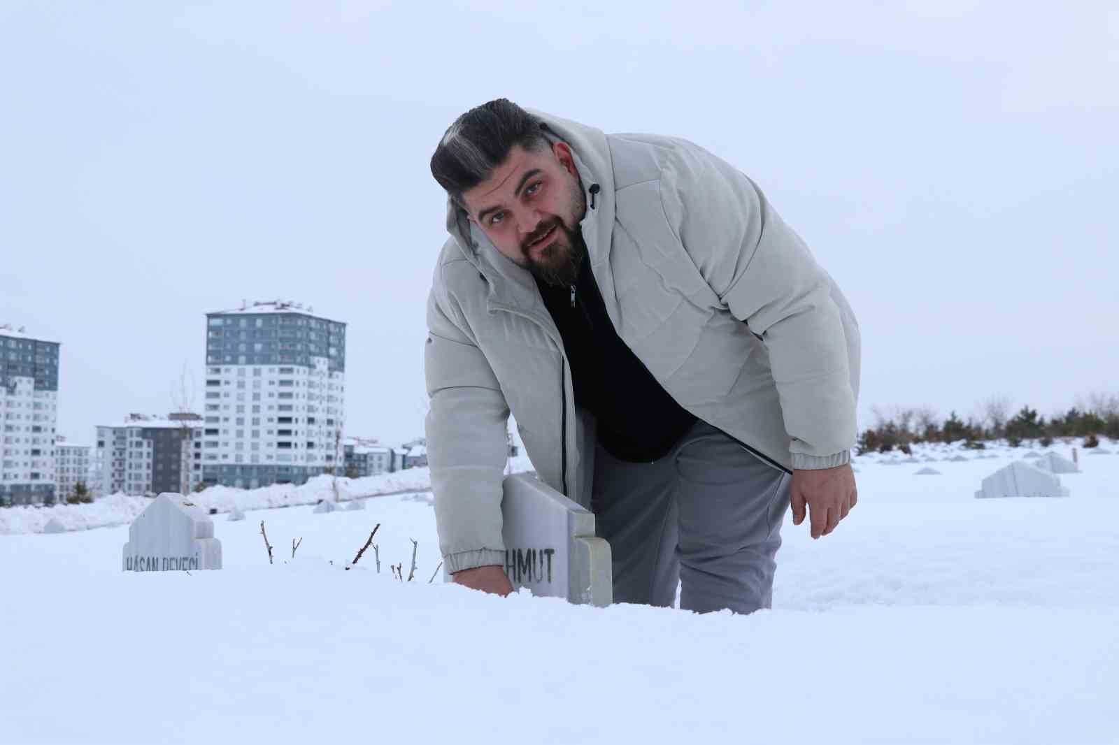 Karla kaplanan mezarda yakınlarının kabirlerini bulmakta zorlandılar
