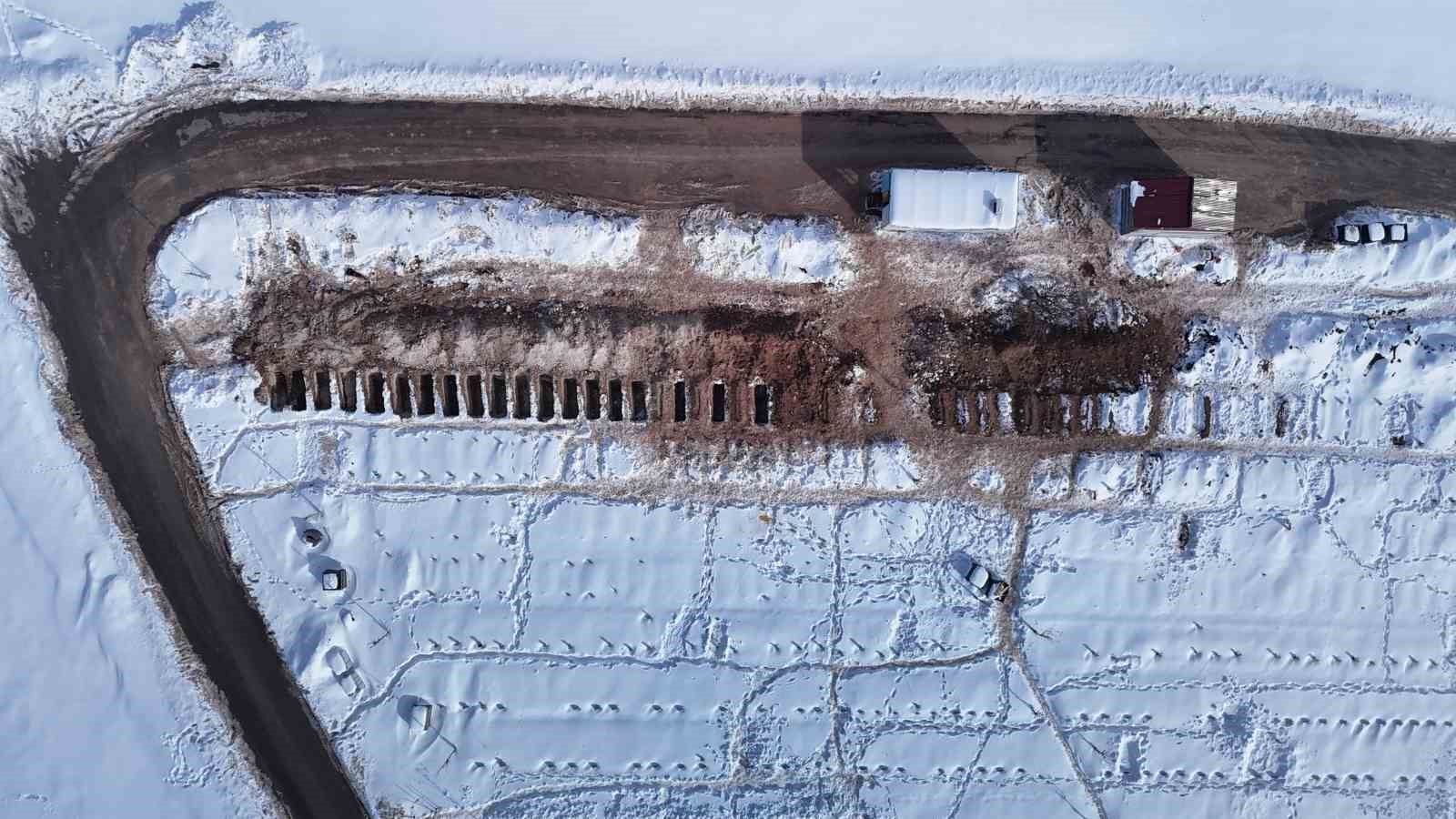 Karla kaplanan mezarda yakınlarının kabirlerini bulmakta zorlandılar
