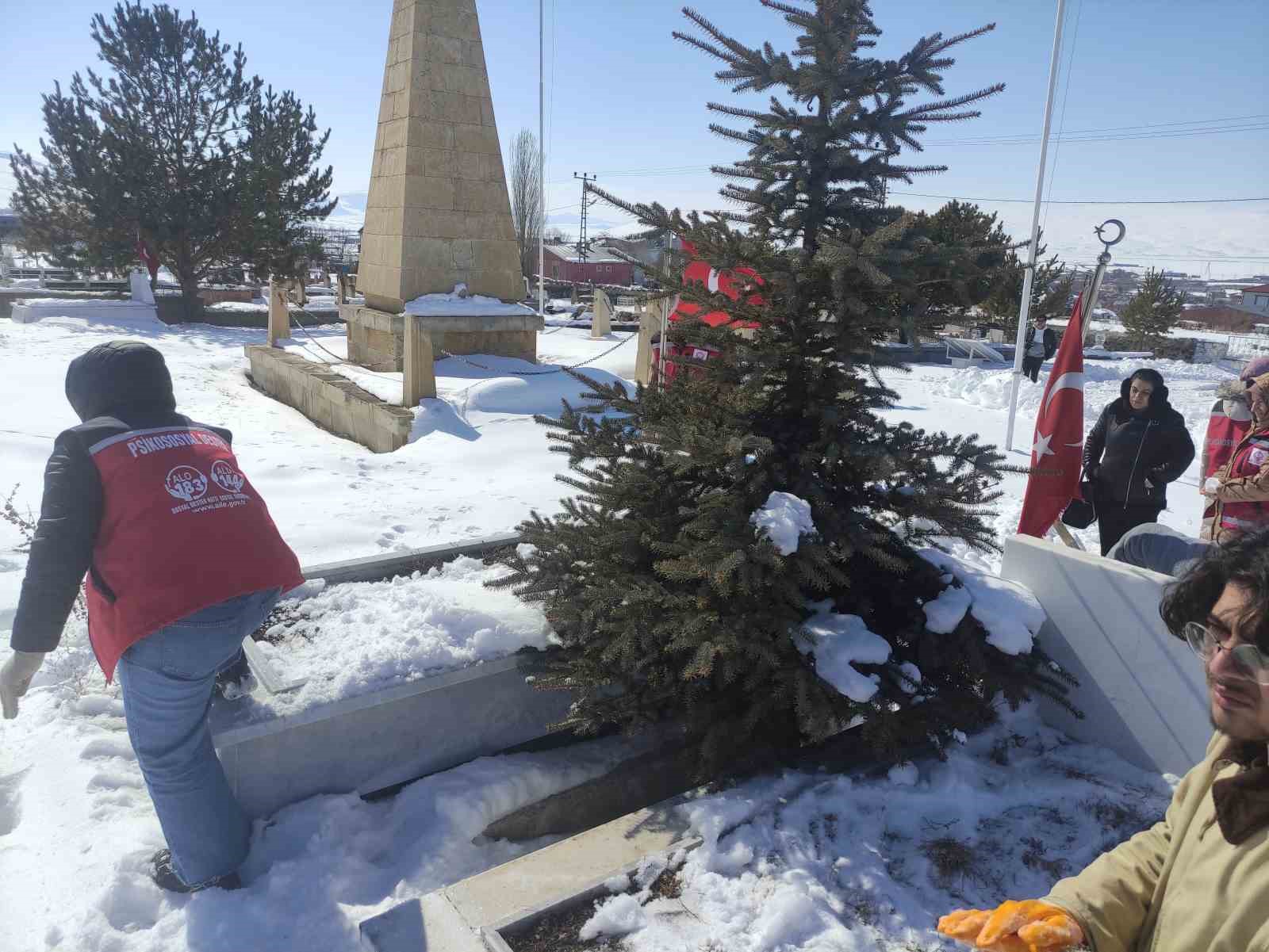 Karla kaplanan şehitlikte temizlik yaptılar

