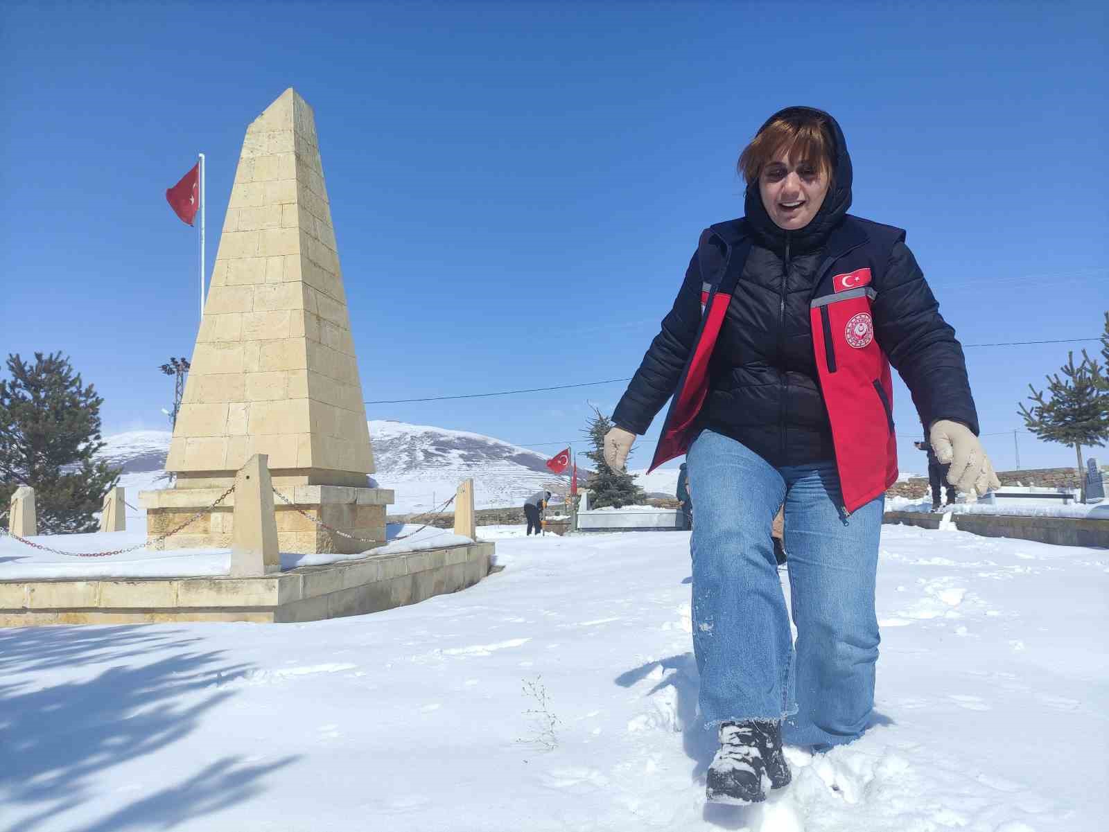 Karla kaplanan şehitlikte temizlik yaptılar
