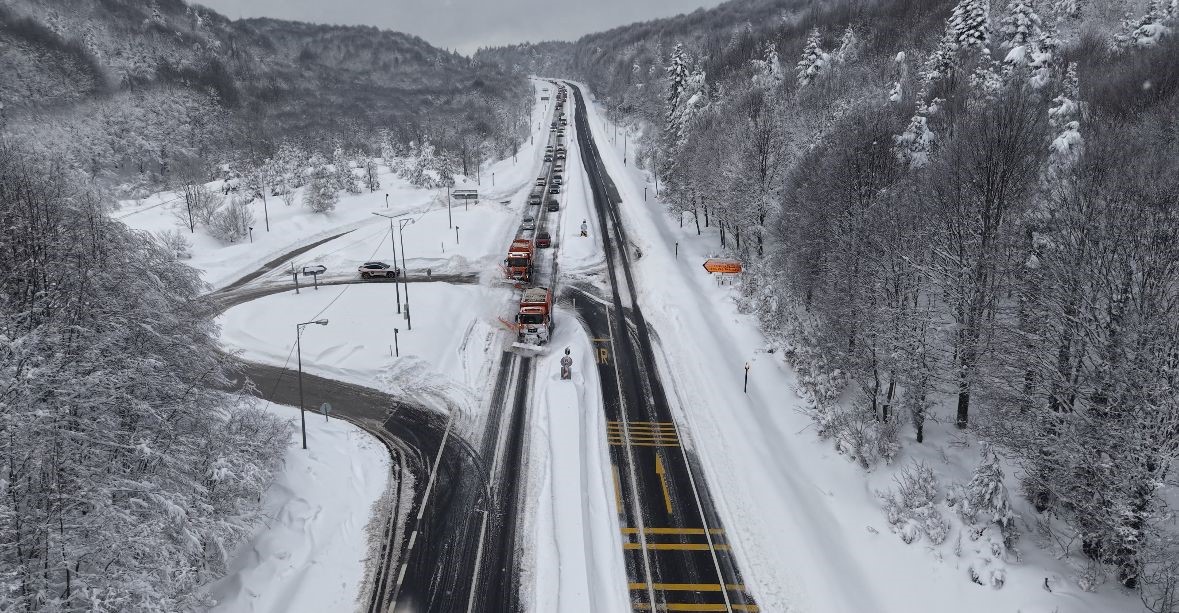 Karla kaplı Bolu Dağı’nda ‘Kar kaplanları’ böyle yolu açtı
