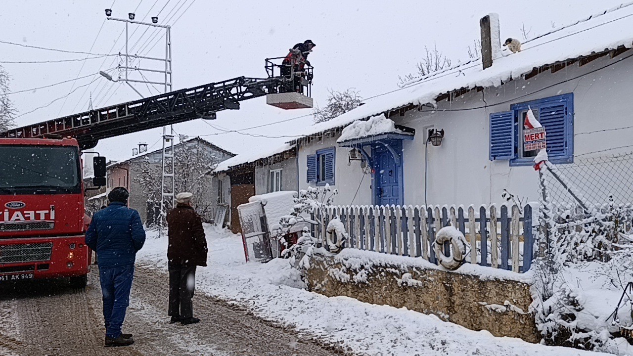 Karla kaplı çatıda mahsur kalan minik köpek kurtarıldı
