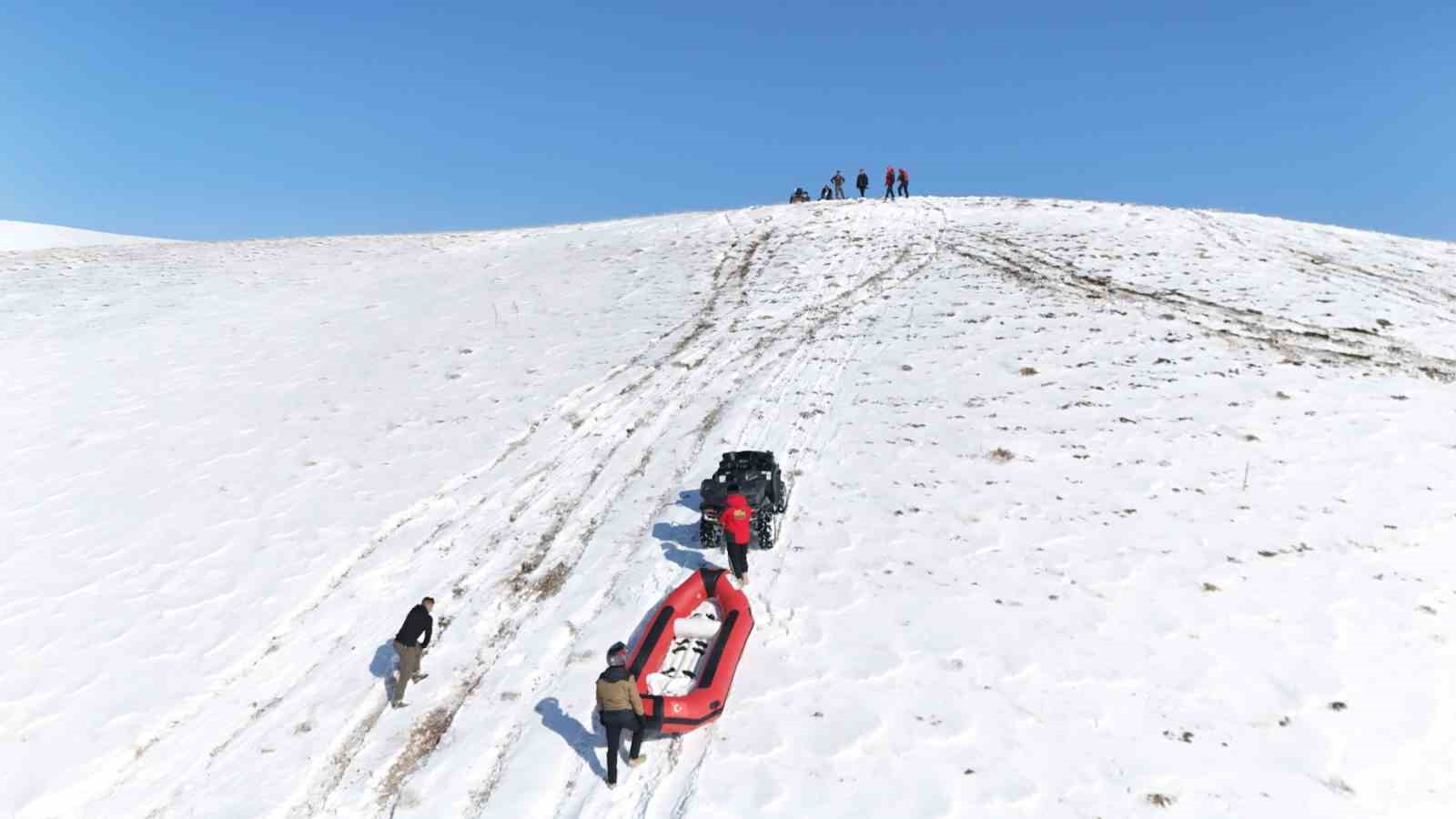 Karla kaplı dağdan donmuş gölete botla kaydılar
